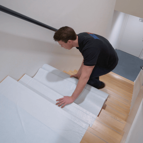 man legt multi cover op een trap