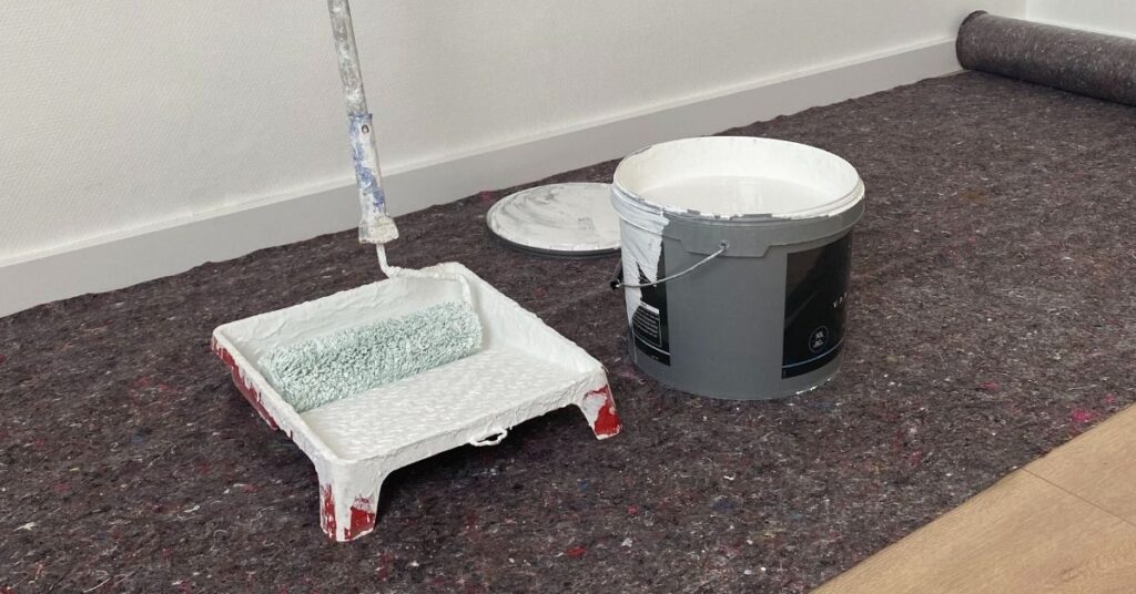 cover basic op laminaat vloer met schilderspullen erop